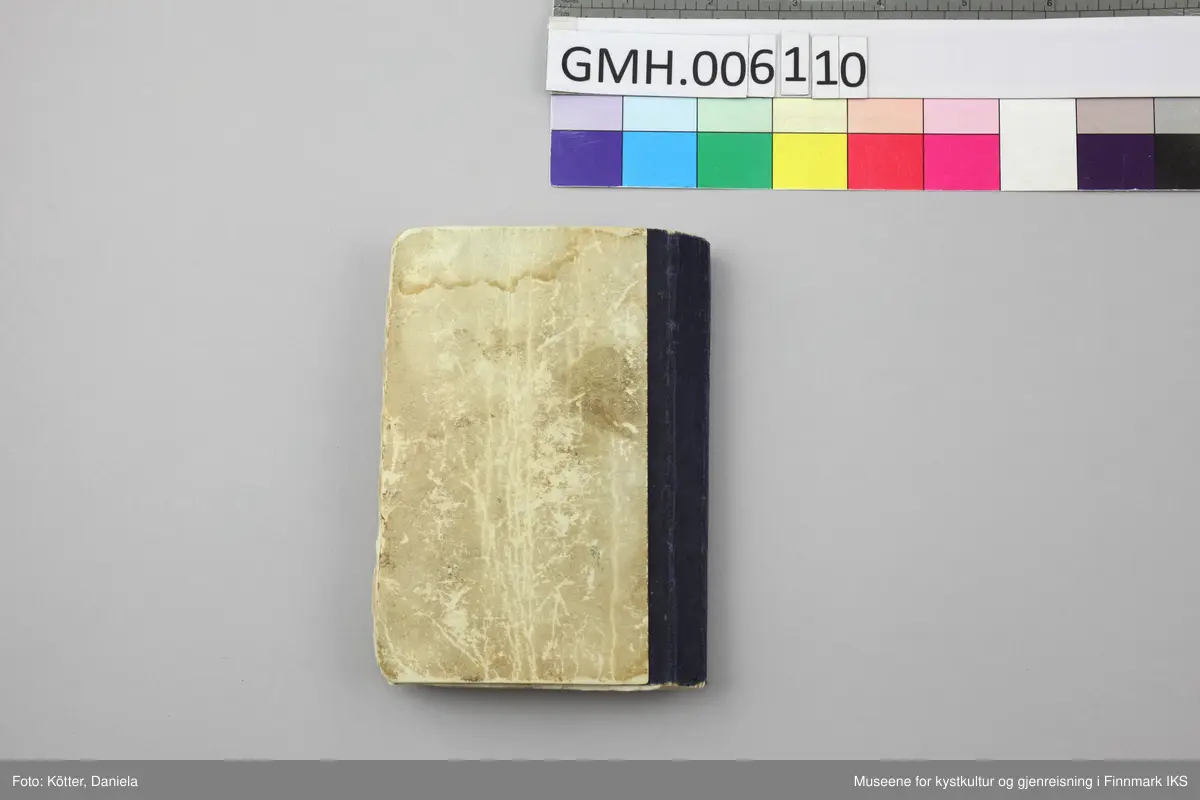 Liten, noe tykkere sangbok med omslag av tynn papp. Påtrykket på omslagets forside er blått.  Lyre-symbol i tittelen og Frelsesarmeens "Blod og ild"-logo nederst til høyre. Ryggen beskyttet med mørkeblå tekstil. En del bruksspor og misfarginger på omslaget. Øverst på forsiden er det en påskrift med blyant som har blitt nærmest uleselig, "Brita Eide".