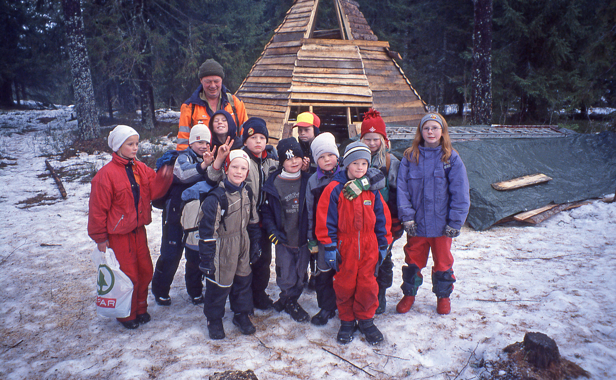 Barnehage ved nybygd lavvo, på Slettehefta i Sigdal i 2001.