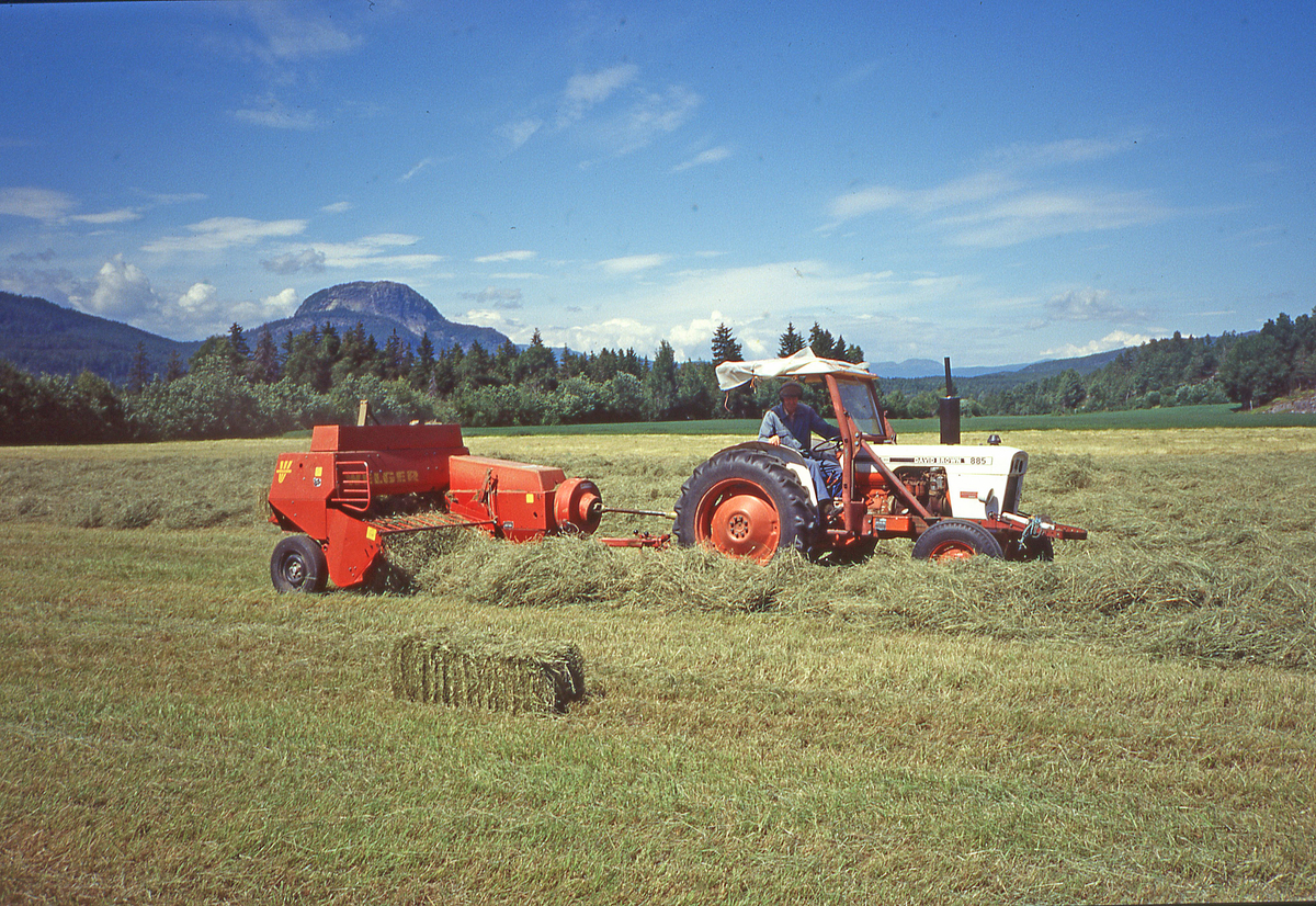 Traktor med pressemaskin, på Blekaberg i 1996. Andersnatten i bakgrunnen.