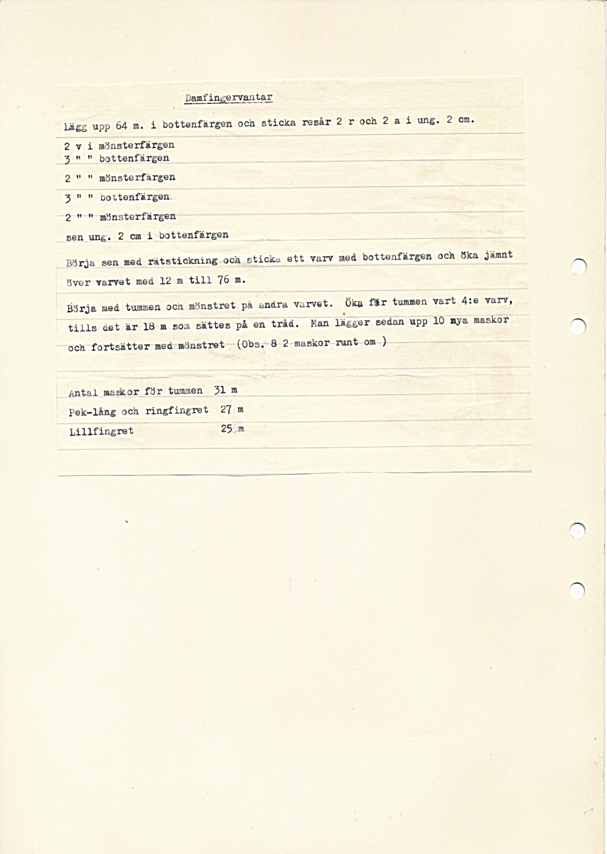 En stickad fingervante, med randig mudd i 2-2 resår (2 räta och 2 aviga maskor) och mönsterstickad vante i slätstickning, av 2-trådigt ullgarn.