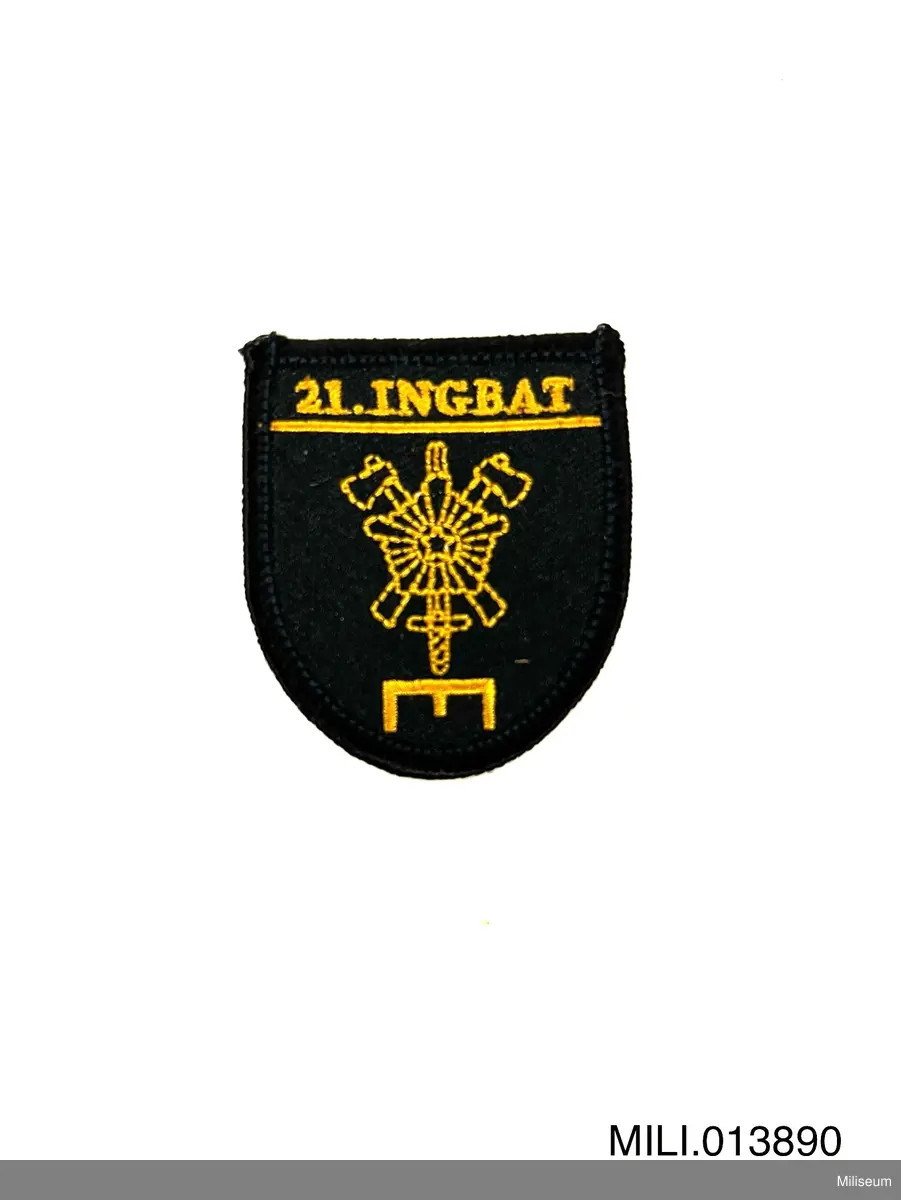 Tilläggstecken av textil med maskinbroderat motiv. Avsett att sys fast på vapenrockens (motsv.) högra överärm.
