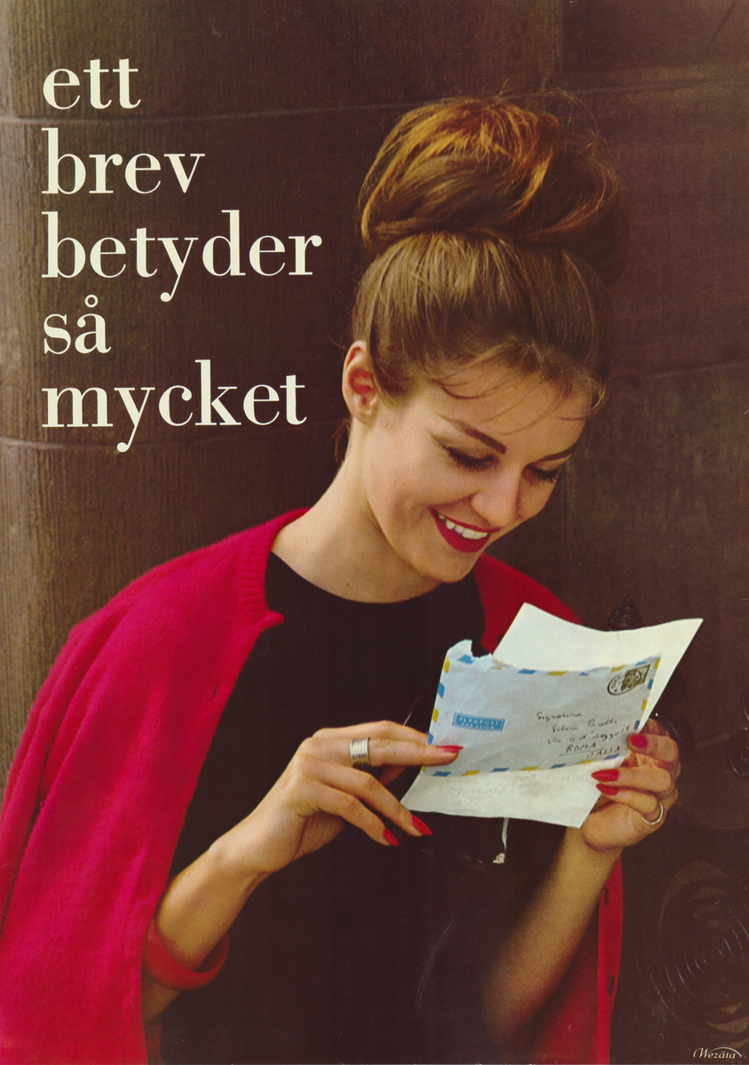 Kvinna i blommig topp sitter i en dörröppningoch författar ett brev.