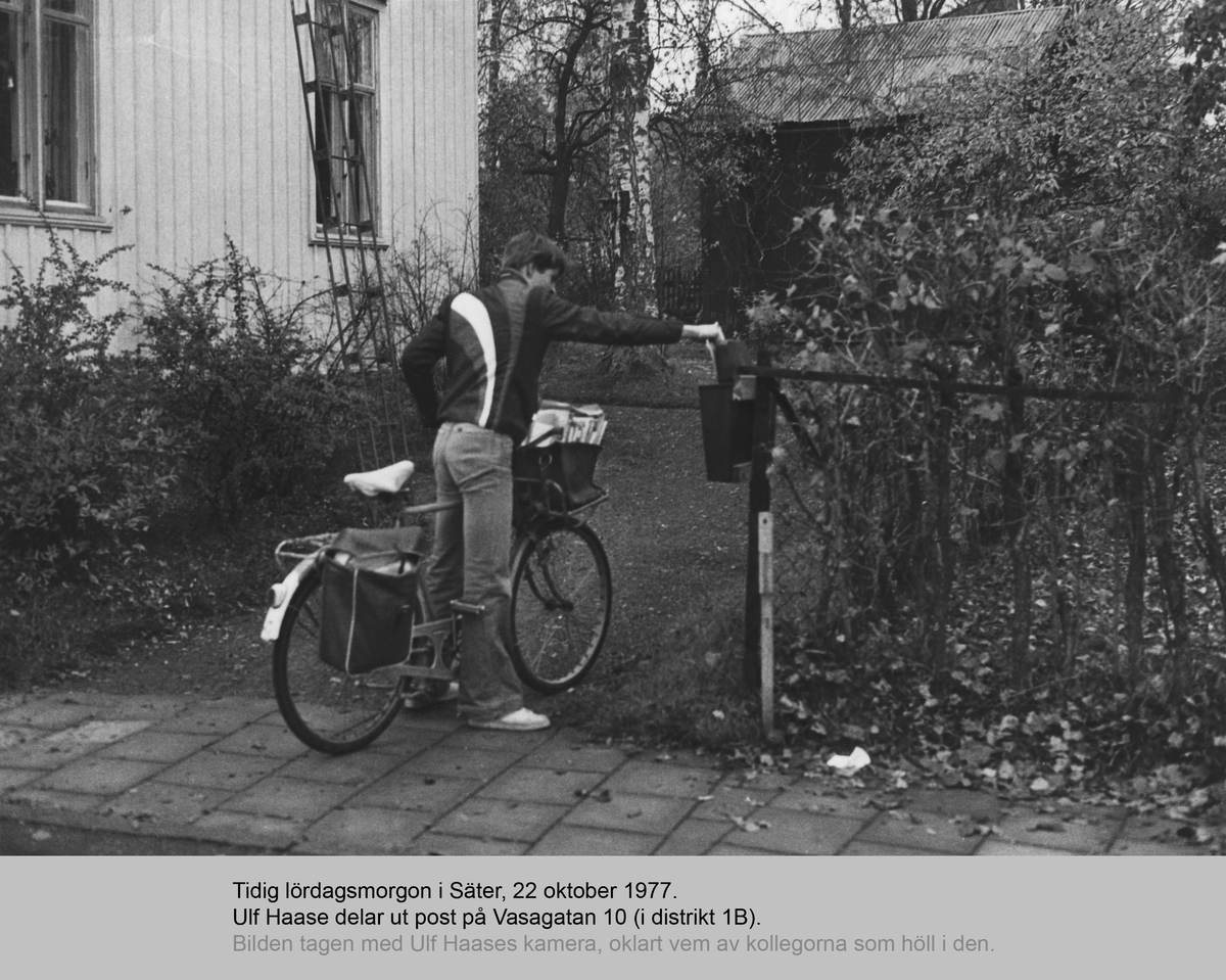 Ulf Haase delar ut post på Vasagatan 10 (i distrikt 1 B). -Postmuseum ...