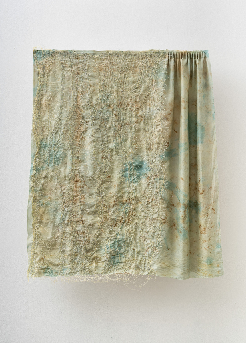 Broderi, applikasjon og draperi, og materialer som bærer med sin historie. 