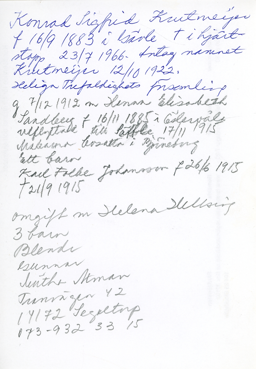 Fotoalbum i brunt skinn innehållande porträttfotografier från familjen Sandberg i Valbo. Mönster i relief på framsidan. Trasigt i ryggen. Tre handskriven dokumentation över personer från givarens släkt medföljer albumet.