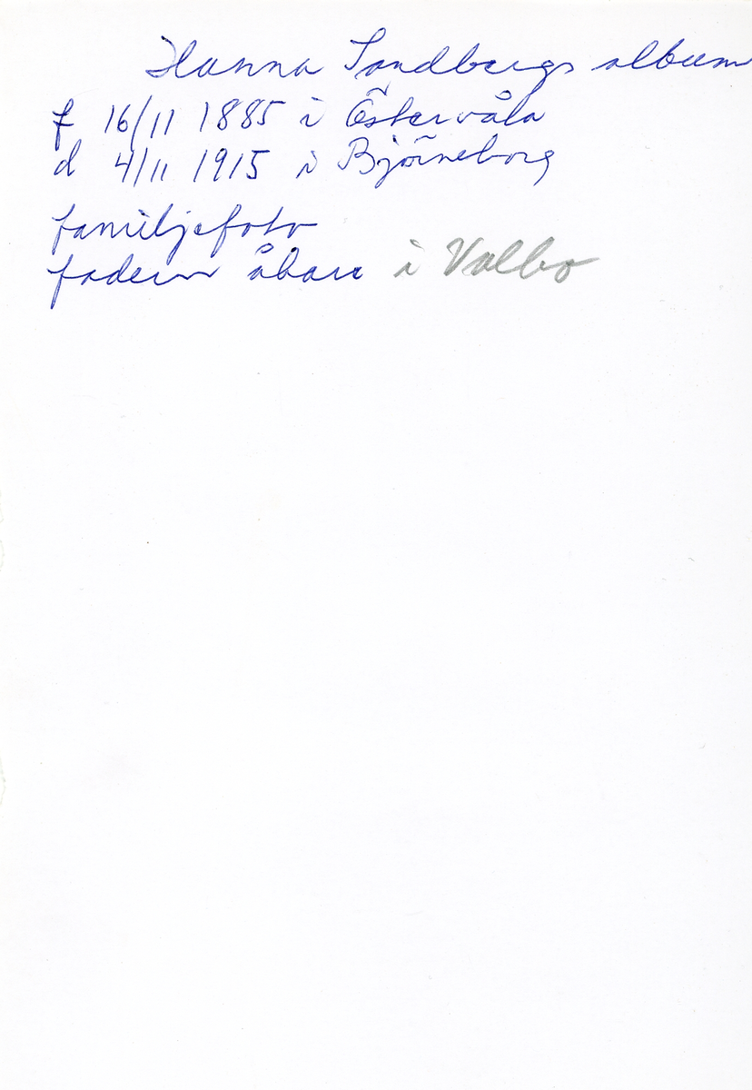 Fotoalbum i brunt skinn innehållande porträttfotografier från familjen Sandberg i Valbo. Mönster i relief på framsidan. Trasigt i ryggen. Tre handskriven dokumentation över personer från givarens släkt medföljer albumet.