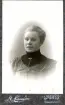 Porträtt av Signe Mattsson, 1904 (enligt text baksida kort).