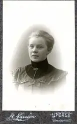 Porträtt av Signe Mattsson, 1904 (enligt text baksida kort).