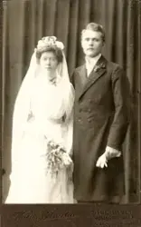 Bröllopsporträtt. Text baksida kort: "Minne från d. 24/4 191