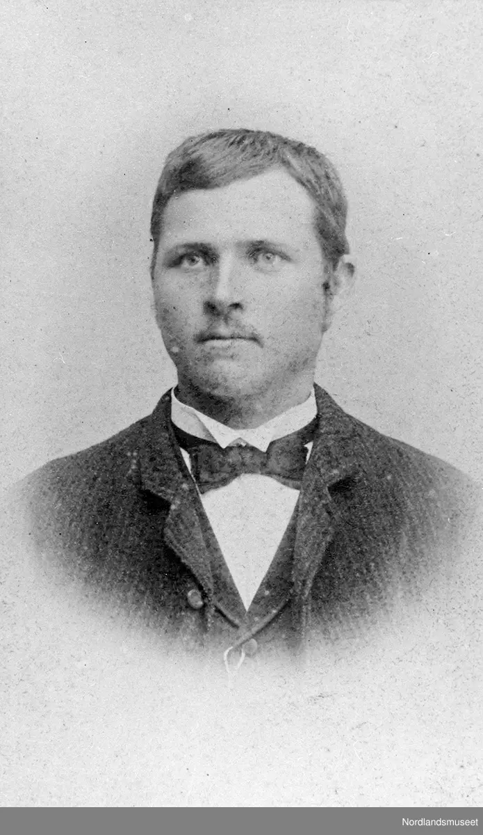 Portrett av en mann i dress.