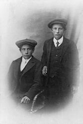 Portrett av to unge menn med sixpenceluer.