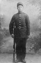 Portrett av en soldat med gevær.