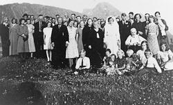 Bryllup med mange personer, bruden i brudekjole.