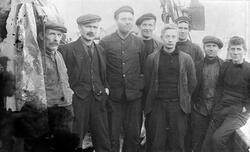 Et båtmannskap på åtte mann.