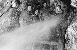 Tre menn som arbeider i en tunnel ved Reppen i Rødøy.