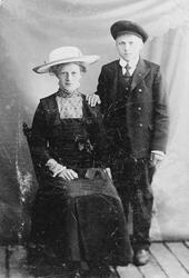 Portrett av en ung kvinne og en ung mann.