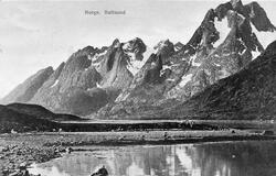 Landskap ved Raftsundet. En mann i robåt nederst i bildet. F