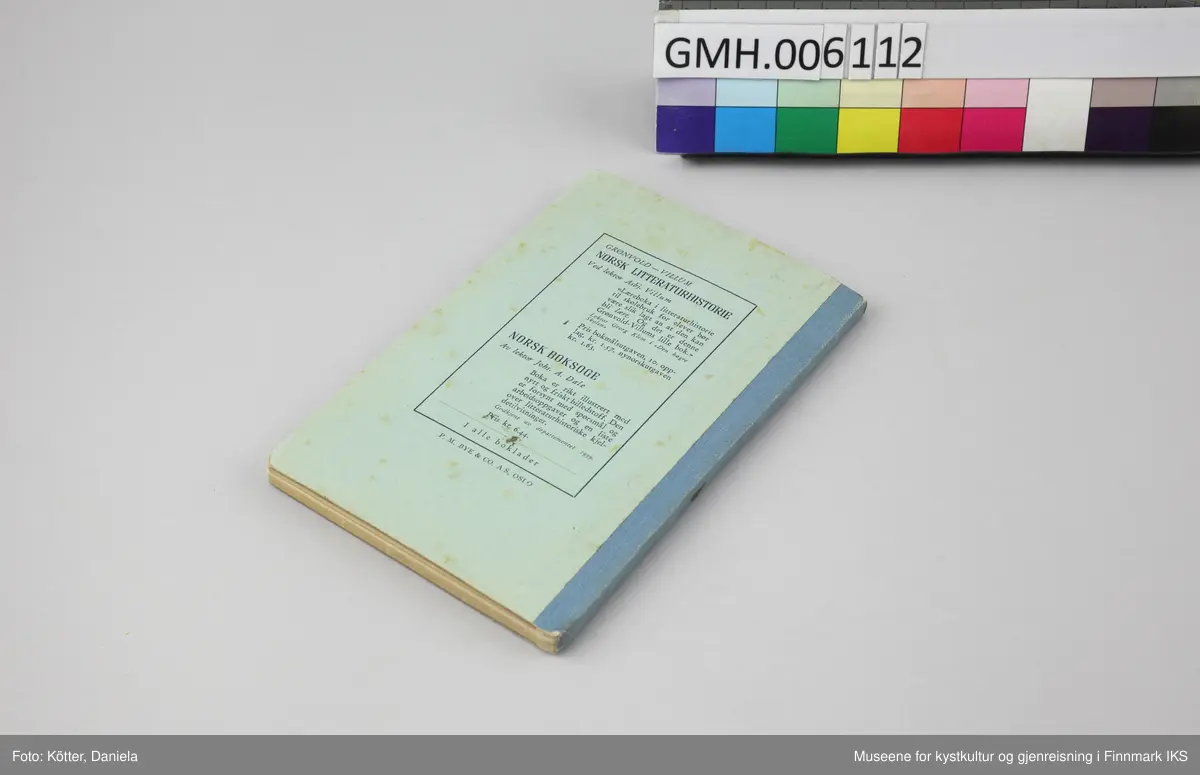 Liten bok med pappomslag. Forsiden av boka er dekorert i tre forskjellige blånyanser. Bildet viser en fjord hvor en nordlandsbåt seiler med råseil, omgitt av fisker som stikker opp av vannet. Omkring er det blomster, trær, åser og fjell. Under står tittelen med lyseblå bokstaver på mørkeblå bakgrunn. På baksiden reklameres det for andre utgivelser av P.M. Bye & Co. A.S, Oslo.  Bokas rygg er beskyttet med lett mønstret, blått papir og er bundet sammen med trådbinding.