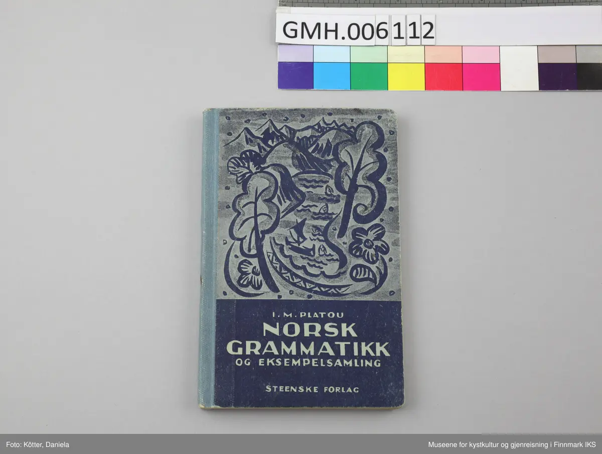 Liten bok med pappomslag. Forsiden av boka er dekorert i tre forskjellige blånyanser. Bildet viser en fjord hvor en nordlandsbåt seiler med råseil, omgitt av fisker som stikker opp av vannet. Omkring er det blomster, trær, åser og fjell. Under står tittelen med lyseblå bokstaver på mørkeblå bakgrunn. På baksiden reklameres det for andre utgivelser av P.M. Bye & Co. A.S, Oslo.  Bokas rygg er beskyttet med lett mønstret, blått papir og er bundet sammen med trådbinding.