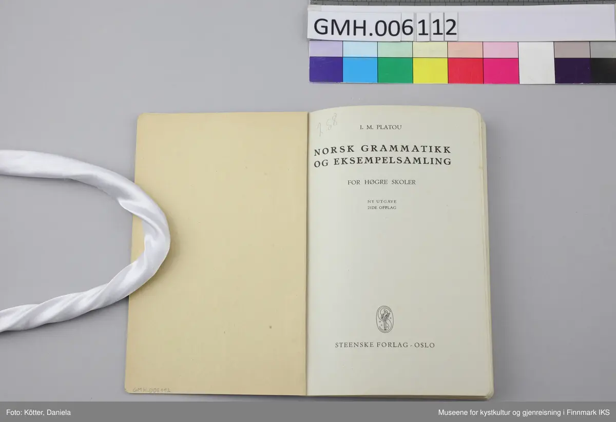 Liten bok med pappomslag. Forsiden av boka er dekorert i tre forskjellige blånyanser. Bildet viser en fjord hvor en nordlandsbåt seiler med råseil, omgitt av fisker som stikker opp av vannet. Omkring er det blomster, trær, åser og fjell. Under står tittelen med lyseblå bokstaver på mørkeblå bakgrunn. På baksiden reklameres det for andre utgivelser av P.M. Bye & Co. A.S, Oslo.  Bokas rygg er beskyttet med lett mønstret, blått papir og er bundet sammen med trådbinding.