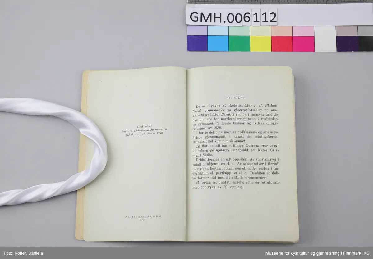 Liten bok med pappomslag. Forsiden av boka er dekorert i tre forskjellige blånyanser. Bildet viser en fjord hvor en nordlandsbåt seiler med råseil, omgitt av fisker som stikker opp av vannet. Omkring er det blomster, trær, åser og fjell. Under står tittelen med lyseblå bokstaver på mørkeblå bakgrunn. På baksiden reklameres det for andre utgivelser av P.M. Bye & Co. A.S, Oslo.  Bokas rygg er beskyttet med lett mønstret, blått papir og er bundet sammen med trådbinding.