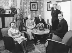 Stueinteriør med 6 personer, familie? 1950-tallet? Rolvsøy, 