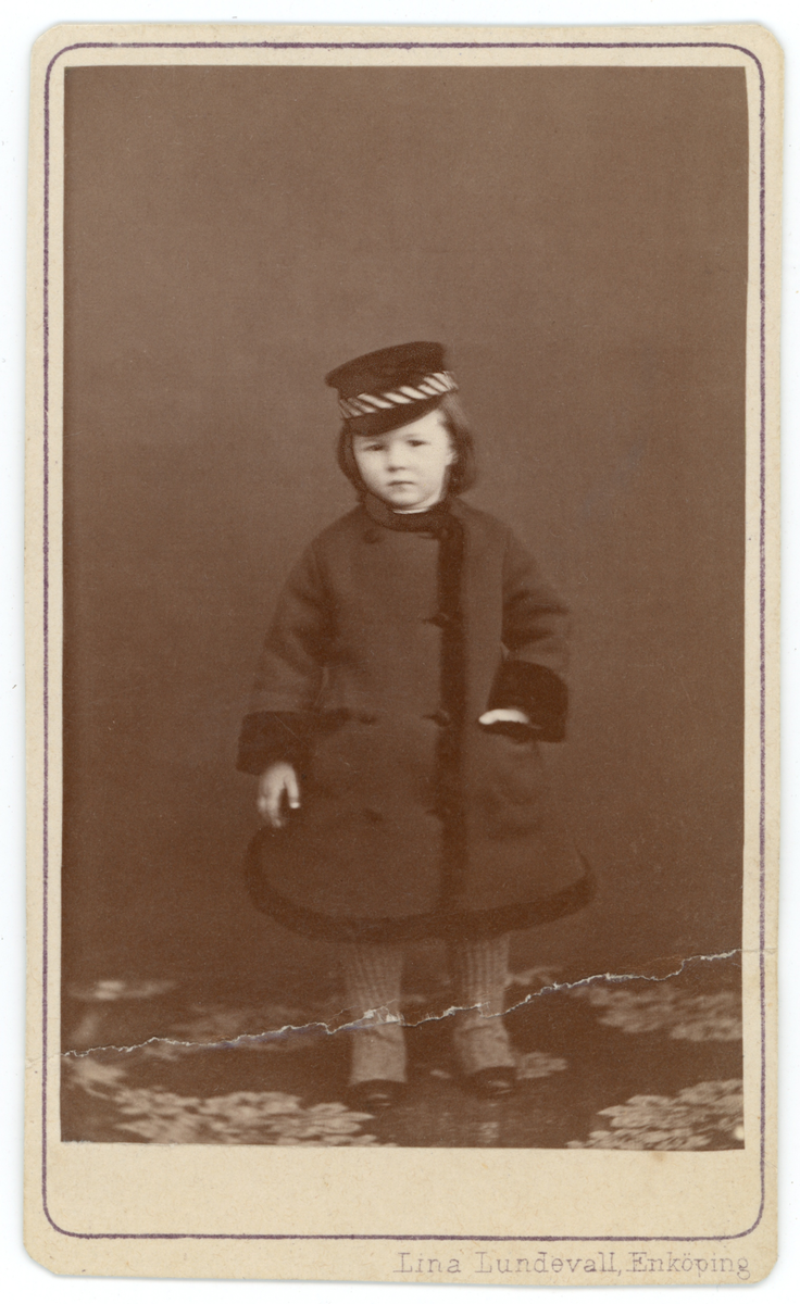 Svartvit ateljéporträtt av okänd flicka.