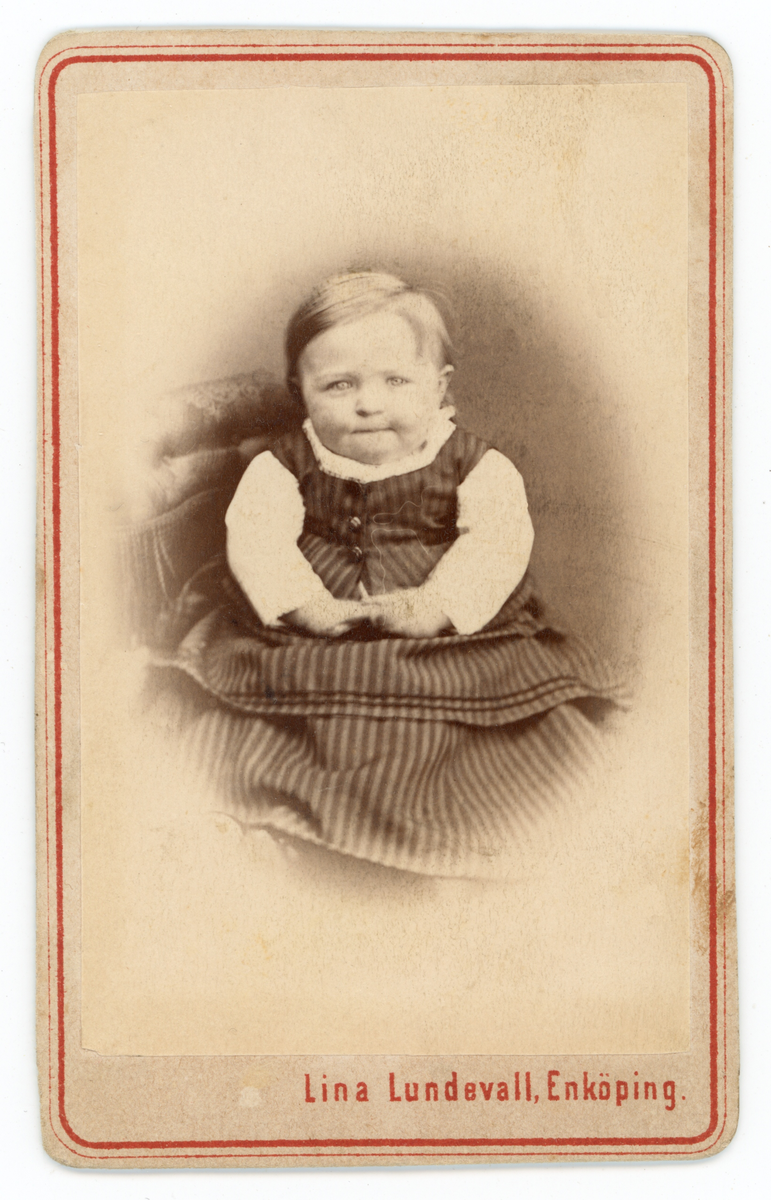 Svartvit, studiobild av ett barn.