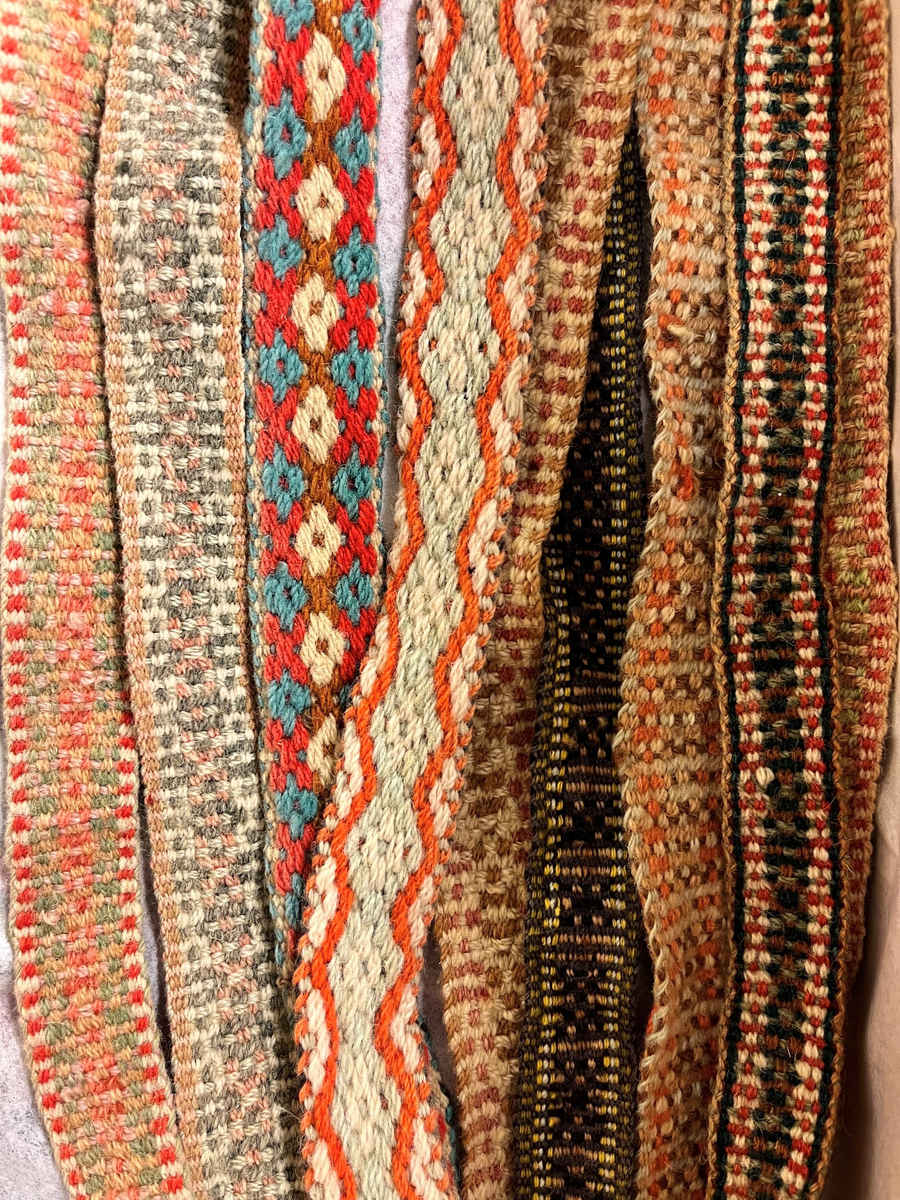 Band.

9 stk. band.
Givar/bruksstad og produksjonsstad ukjent.