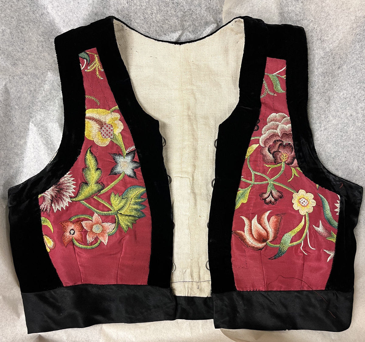 Sognebunad med følgande deler:
Belte - sölvkjede - silketörkle - tröye - silkeforkle - konehue - stakk - brosje - spenne/sölje - veske med lås.