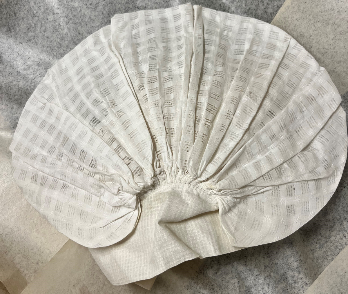 Sognebunad med følgande deler:
Belte - sölvkjede - silketörkle - tröye - silkeforkle - konehue - stakk - brosje - spenne/sölje - veske med lås.