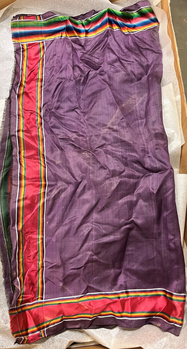 Sognebunad med følgande deler:
Belte - sölvkjede - silketörkle - tröye - silkeforkle - konehue - stakk - brosje - spenne/sölje - veske med lås.