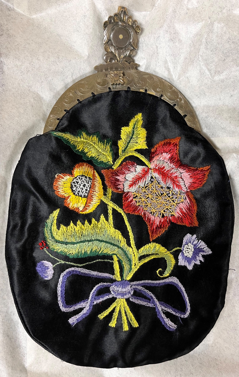 Sognebunad med følgande deler:
Belte - sölvkjede - silketörkle - tröye - silkeforkle - konehue - stakk - brosje - spenne/sölje - veske med lås.