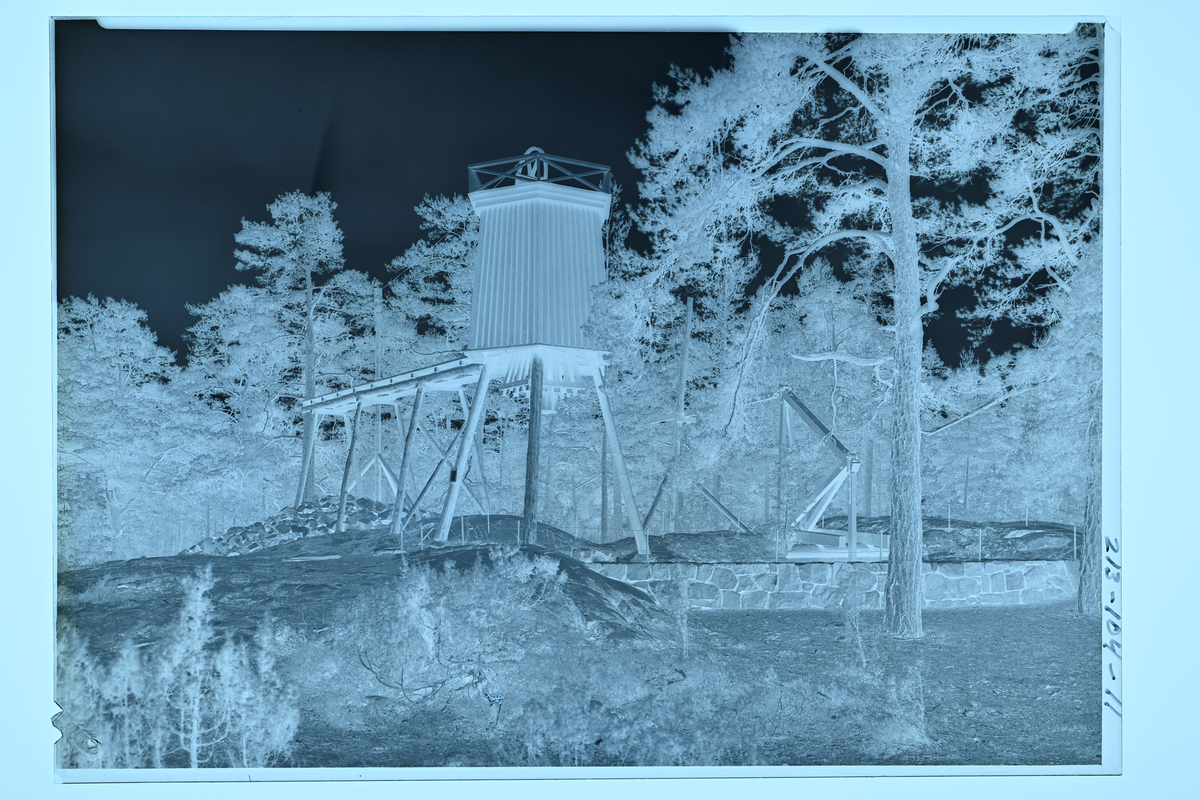 Byggnad på ställning.