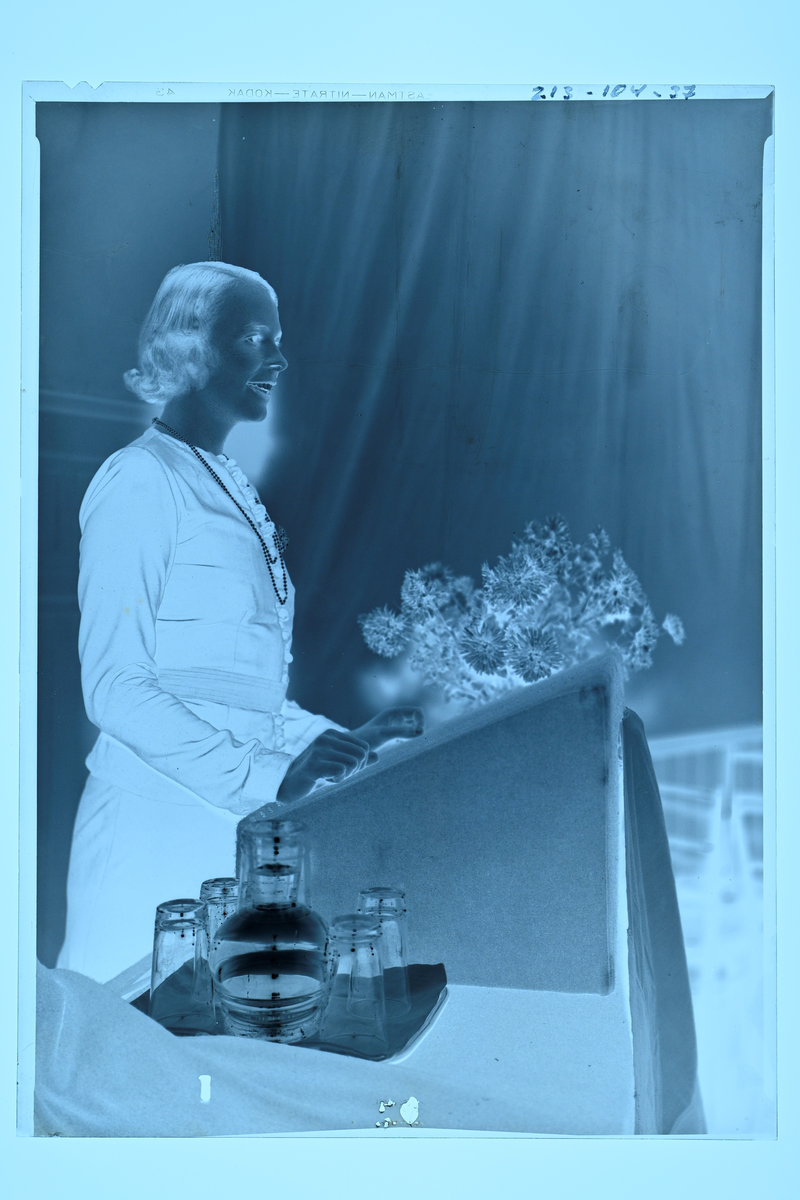 Kvinna i talarstol .