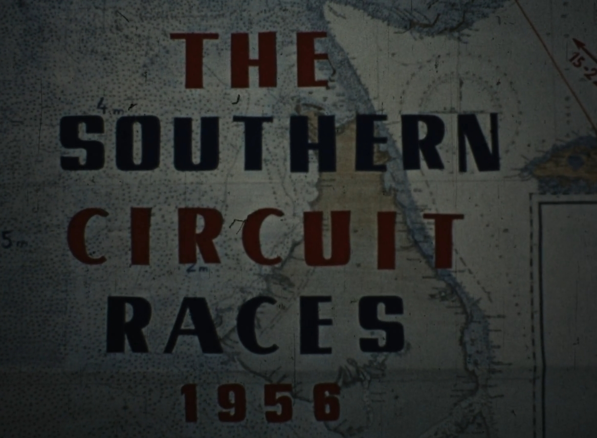 Båtkonstruktör Knud H. Reimers film från The Southern Ocean Racing Circuit (SORC) 1956, en regatta i fem olika etapper som ägde rum mellan Florida, USA och ett flertal öar i Västindien. Reimers var en del av besättningen på yawlen FIGARO III och berättar i filmen om sina upplevelser av kappseglingen.


OBS: FILMEN INNEHÅLLER KOMMENTARER OM MÄNNISKOR SOM KAN UPPFATTAS SOM RASISTISKA OCH KRÄNKANDE.


Filmen inleder i Fort Lauderdale, Miami där det enligt Reimers finns världens största småbåtshamn. I hamnen dokumenteras ett urval av de båtar som där är förtöjda, bland annat en fiskebåt. FIGARO III och dess ägare William "Bill" Snaith presenteras och yawlens utsmyckningar filmas ur olika vinklar. Reimers röst hörs genomgående i filmen. Han hävdar att det i Sverige är -20 °C och att det är vinterolympiad i Tyskland, men i själva verket arrangerades de olympiska vinterspelen 1956 i Italien. De konkurrerande båtarna i tävlingen presenteras, bland annat yawlen FINISTIERRE som kom på första plats i regattan. FIGARO III tar sig ut på vatten och genom Fort Lauderdales kanaler längs med palmträd och stora villor. Båtarna seglar till startlinjen för den första etappen som gick från Fort Lauderdale till Bimini-öarna på Bahamas. Ett hopp görs till Big Game Club på den nordliga av Biminis öar där Reimers till tonerna av calypso berättar om sportfiske och filmar dockade båtar i hamnen. Sedan följer ett montage över omgivningen där bland annat barn, poliser och diverse etablissemang dokumenteras. FIGARO III seglas till Miami där nästa etapp går av stapeln medan Reimers och delar av besättningen istället tar ett flygplan till destinationen. Väl från flygplanet filmas landskapet samt FIGARO III och konkurrenten MOGU. När planet närmar sig Miami skymtar badstränder och stora hotellkomplex. I en fiskehamn i Miami ligger den medtävlande havskryssaren CRIOLLO från Kuba. I hamnen finns även pelikaner, fångster av fisk samt en katamaran med två skrov som Reimers fångar med filmkameran. 


I nästa scen befinner sig Reimers plötsligt i New York. Från observationsdäcket på skyskrapan Empire State Building bjuds det på spektakulär utsikt. Bland annat går det att urskilja frihetsgudinnan, Hudson River, Central Park och oceanångaren SS UNITED STATES. Med hjälp av ett sjökort ges informationen att det är dags att åka tillbaka till Miami där FIGARO III tas ut på en mindre seglingsetapp. På en sandstrand sitter Bill Snaith och kopplar av. Reimers och hans sällskap tar sig sedan till den marina djurparken Seaquarium där bland annat havssköldpaddor, sjölejon, delfiner och hajar blir filmade. Efter Seaquarium är det dags att återgå till regattan, nu med etappen Miami - Nassau, Bahamas. Förberedelser görs på FIGARO III medan Reimers redogör om kappseglingen i fråga. Seglingen inleds och yawlen seglar initialt invid konkurrenterna. Ovanför båtarna flyger ett mjukt luftskepp. Ett oidentifierat bogsersläp lastad med järnvägsvagnar passerar och CRIOLLO får falla undan för släpet. 


Resten av etappen dokumenteras ej, och i nästa scen befinner sig FIGARO IIIs besättning i Nassaus yachthamn. Vädret var hårt under seglingen och flera båtar kämpade med läckage. Kläder och segel hänger på tork i hamnen där medtävlande kommunicerar med varandra. Reimers filmar sedan lokalbefolkningens hamn och uttrycker sig nedsättande om människorna i hamnen. På Pilot Club House äts det frukost och omgivningen i hamnkvarteren skildras. Tillbaka vid klubbhuset arrangerar CRIOLLOs besättning ett cocktailparty. Musiker spelar Calypso medan gästerna på festen socialiserar. Nästa etapp är den sista som Reimers är med på och den är 25 mil östöver och tillbaka igen till Nassau. FIGARO III åker på hårt motstånd från COMANCHE och CRIOLLO som vann seglingen i de olika klasserna. De konkurrerande båtarna filmas och på FIGARO III äts det mat och röks cigaretter. Efter etappen har båtarna åter förtöjt i Nassau. På yawlen står Bill Snaith och konverserar med bland annat segelmakaren Ed Raymond samt journalisten Everett B. Morris. Reimers med sällskap hyr en bil och åker ut på rundtur. Seglaren Emil Mosbacher, som är med på turen, klättrar upp i en palm och plockar ner en kokosnöt som han öppnar. Besättningen seglar sedan ut till Honeymoon Island och Rose Island på Bahamas för bad och avkoppling innan hemfärden. Filmen avslutar med att Reimers tar ett flygplan från Nassau till New York.