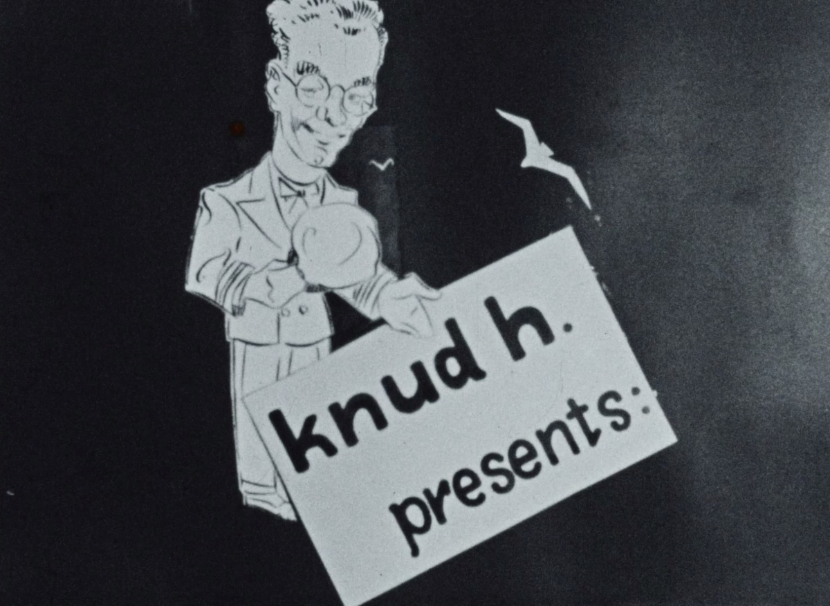 Färgfilm från båtkonstruktören Knud H. Reimers personarkiv som dokumenterar hans son Rolf H. Reimers studentexamen. 

OBS: I FILMEN FÖREKOMMER RASISTISKA NIDBILDER SOM KAN UPPFATTAS STÖTANDE OCH KRÄNKANDE.

Filmen inleds med scener från hemmet och från Östra Reals gymnasium där studenterna firas med plakat, ballonger och flaggor och därefter när de åker studentflak. Väl hemma i familjen Reimers lägenhet målar Rolf med vad som ser ut att vara gouachefärg. Närbilder följer på ett urval av hans verk. Avslutningsvis skildras friluftsliv i vinterlandskap, och det bjuds på både backhoppning och isjaktsegling.