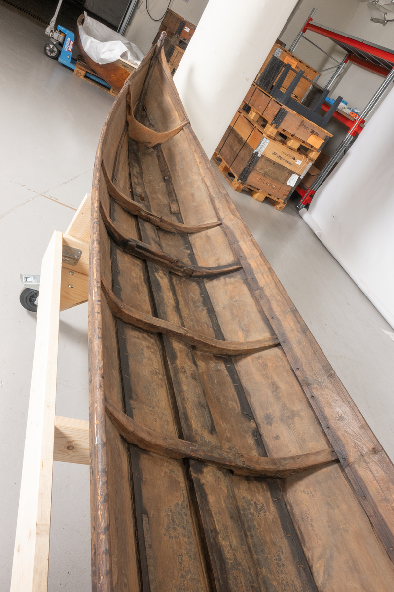 Elvebåt med to årer. Båt A, årer B, C. Bunn D.