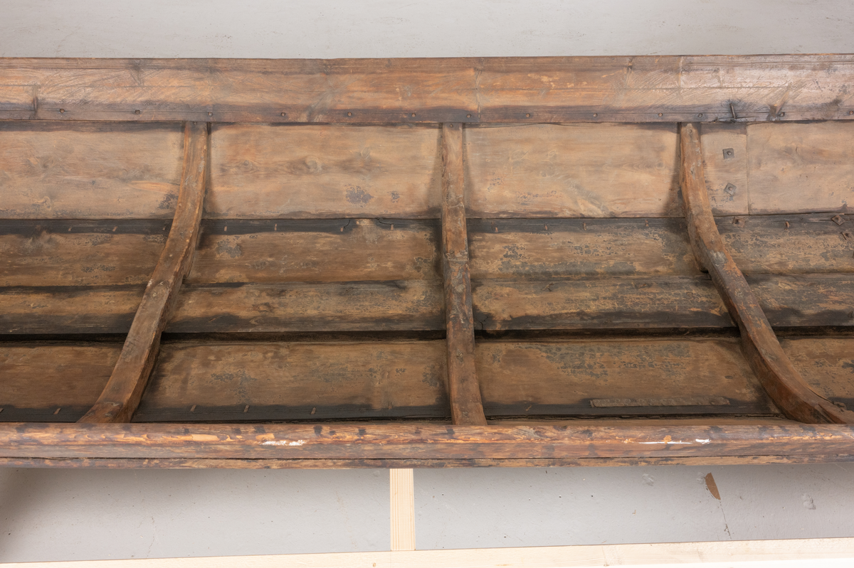 Elvebåt med to årer. Båt A, årer B, C. Bunn D.