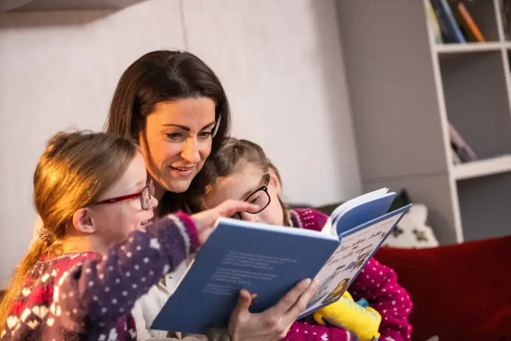 Dame les i bok for to barn.