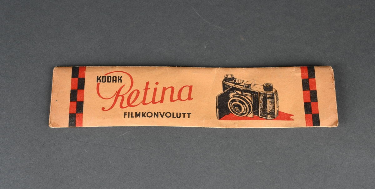 Konvolutter til oppbevaring av småbildefilm, avlang i formen med flapp øverst til å lukke igjen konvolutten med.