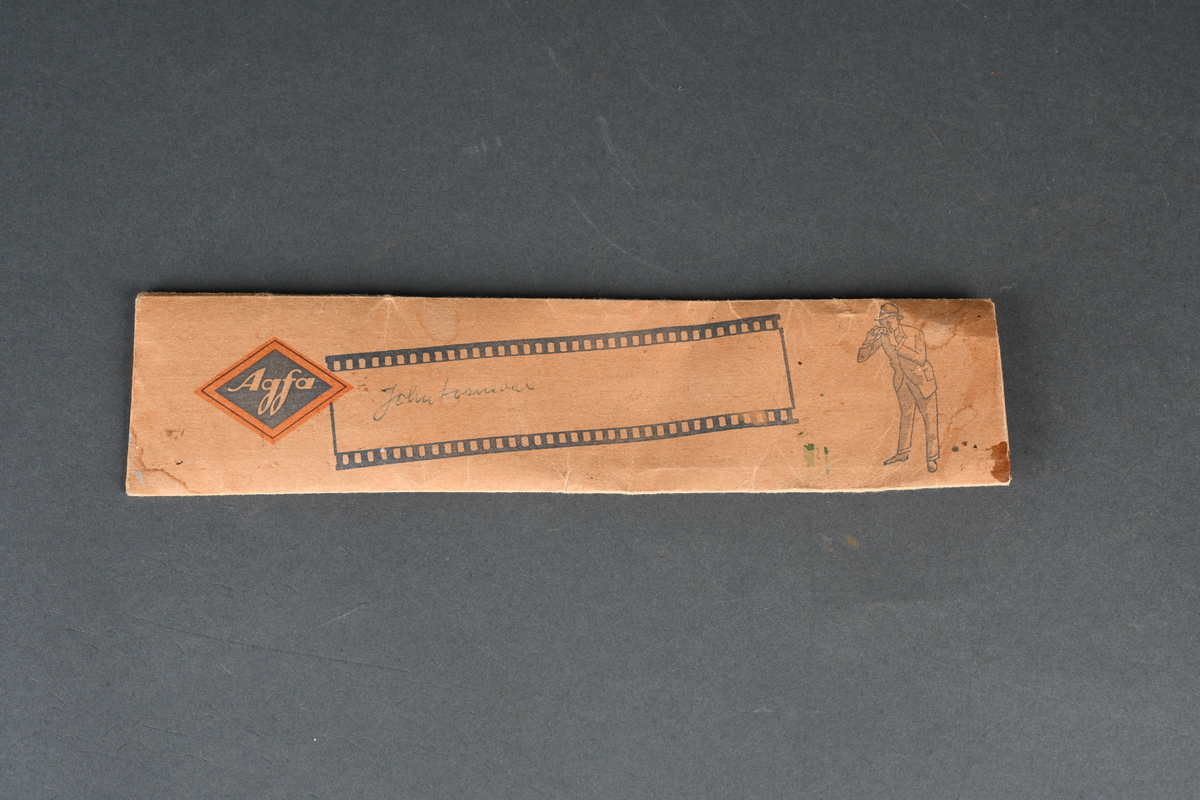 Konvolutt til oppbevaring av småbildefilm, avlang i formen med flapp øverst til å lukke igjen konvolutten med.