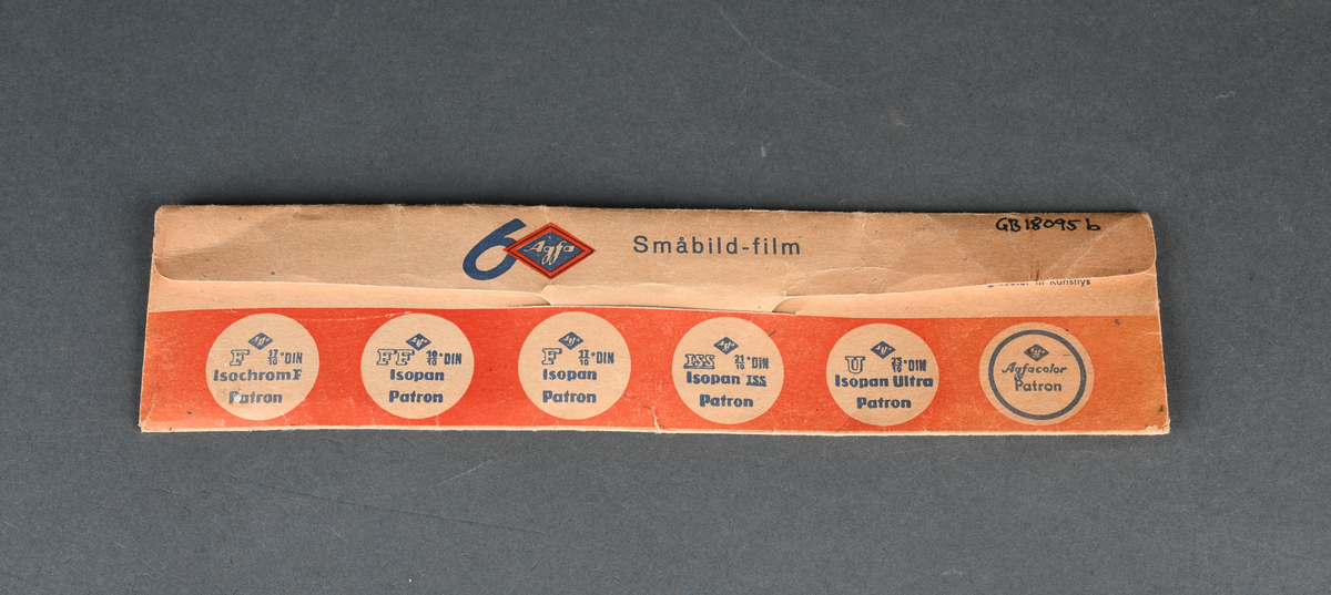 Konvolutt til oppbevaring av småbildefilm, avlang i formen med flapp øverst til å lukke igjen konvolutten med.