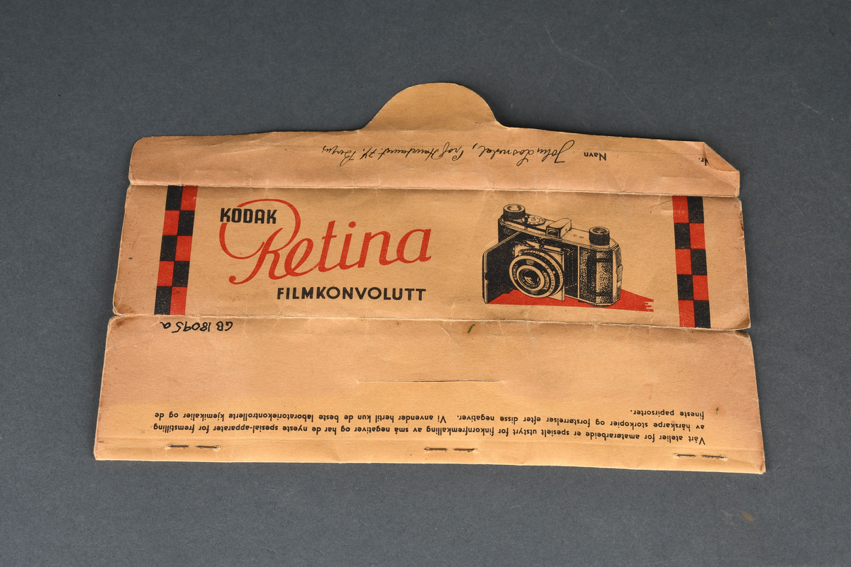 Konvolutter til oppbevaring av småbildefilm, avlang i formen med flapp øverst til å lukke igjen konvolutten med.