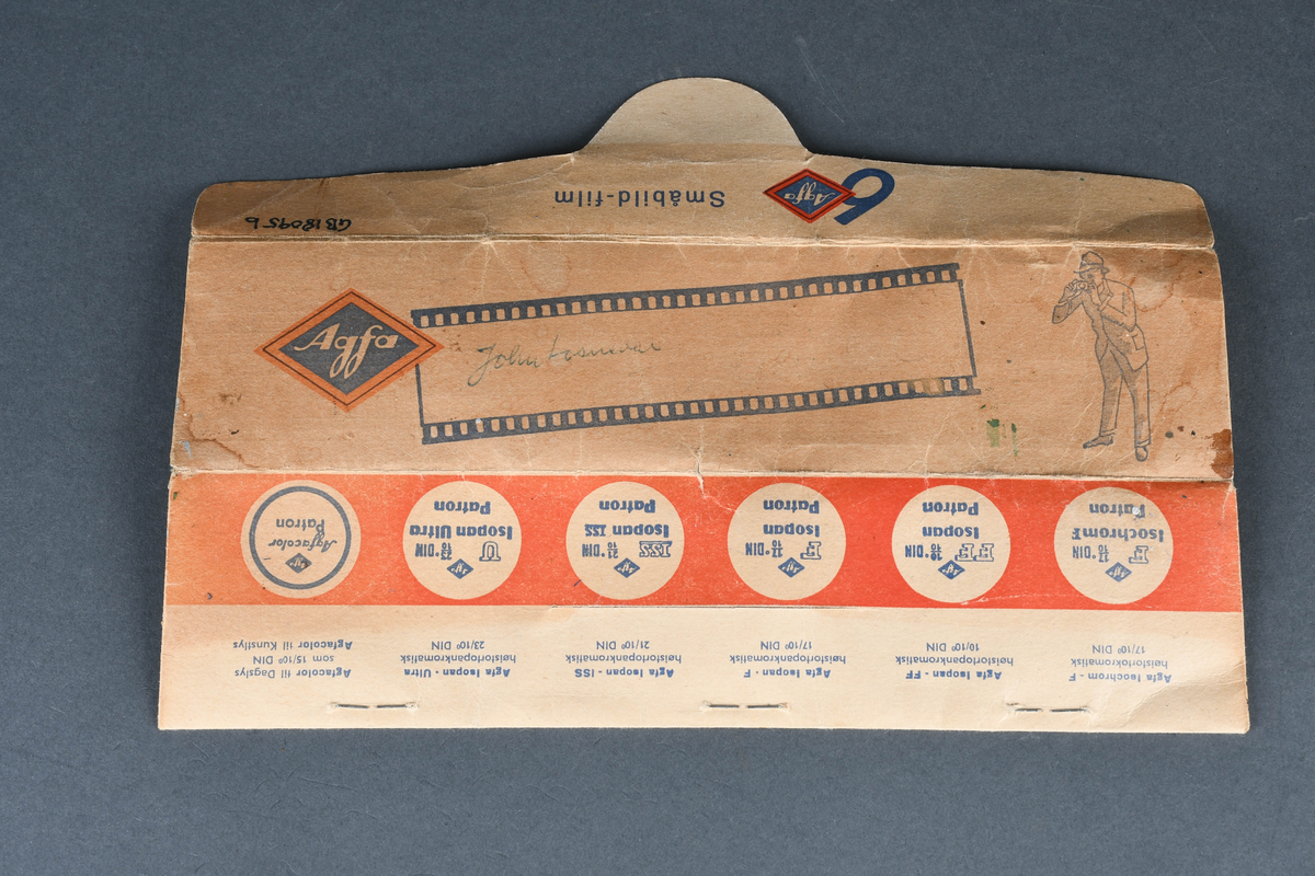 Konvolutt til oppbevaring av småbildefilm, avlang i formen med flapp øverst til å lukke igjen konvolutten med.