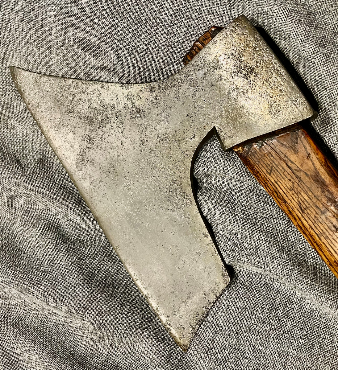 Ståløks med treskaft. Eggen ender øverst i en spiss vinkel, nederst er den mer tverr.