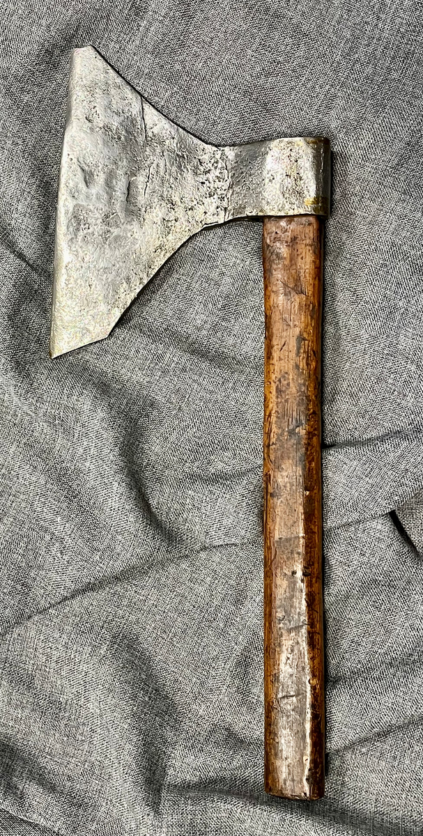 Ståløks med påmontert treskaft. Eggen ender øverst i en spiss vinkel, nederst er den mer tverr.