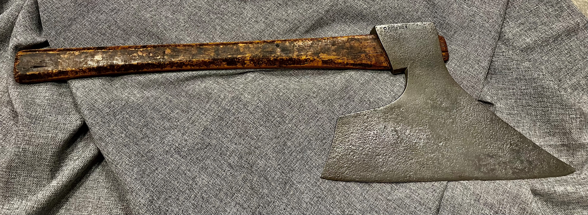 Ståløks med treskaft. Eggen ender øverst i en spiss vinkel, nederst er den mer tverr.