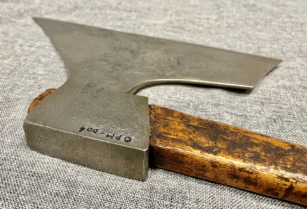 Ståløks med treskaft. Eggen ender øverst i en spiss vinkel, nederst er den mer tverr.