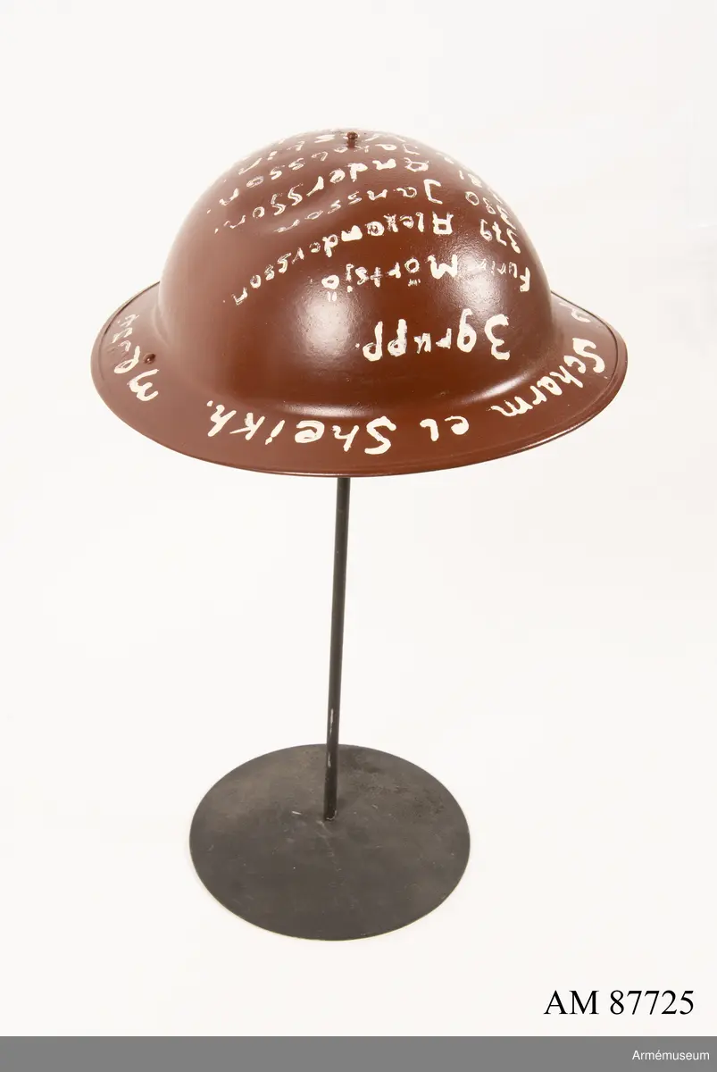 På hjälmens ovansida ditmålat med vit text: "Sharm el Sheikh 2 komp. 3 plut. 3 grupp
Furir Mörtsjö, 379 Alexandersson, 380 Jansson, 381 Andersson, 382 Jakobsson, 383 Westin, 384 Adolfsson, 385 Knutsson."

På insidan av hjälmen saknas hakrem och lös kedja ditsatt med okänd proveniens.

Insidan märkt längs kanten med otydlig prägling: 
P16 1
BM 1942
Möjlig brittisk tillverkare: BMB = Briggs Motor Bodies Ltd of Dagenham 1939 - 1945.